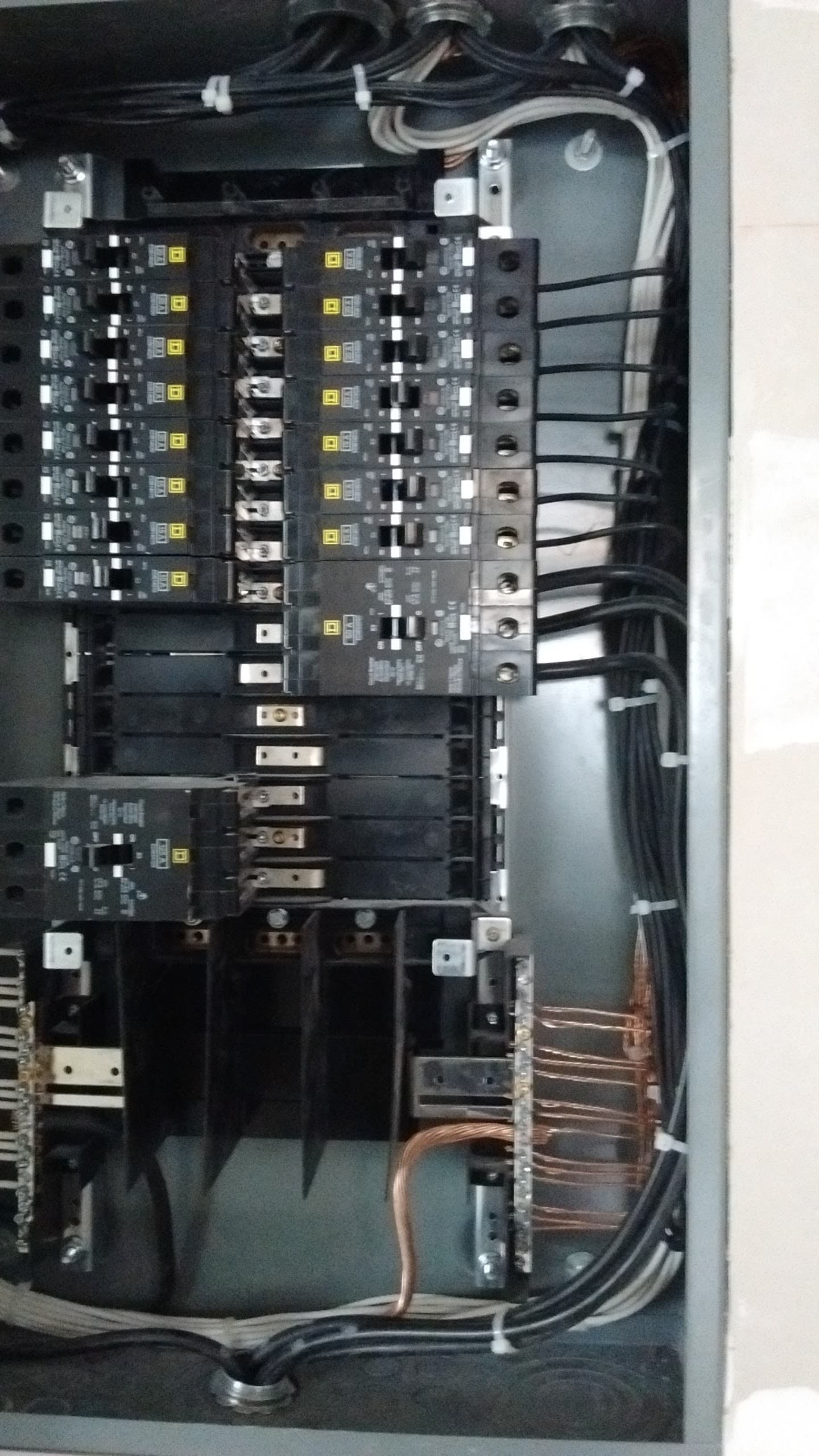Interruptores y protecciones. Obra ejecutada por Pirámide Electro.